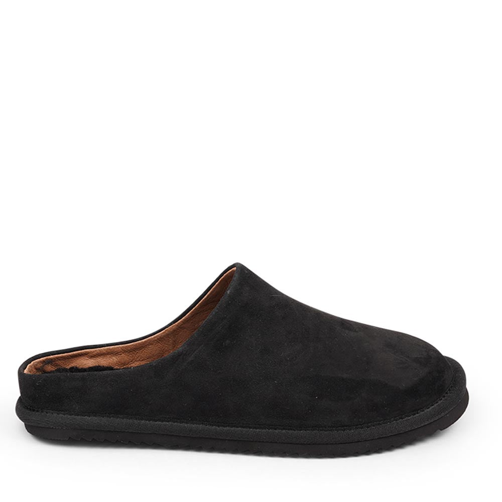 Lovelies calf suede mules will bring softness and warmth to your feet this summer. The combination of soft curly shearling and the durable rubber sole guarantees the utmost comfort to the wearer. Size and fit: True to size If you are between sizes, we recommend taking the next size up. Material: Outsole / Insole : Rubber Footbed: Shearling Lining: Leather Upper: Calf suede LWG Environmental GOLD RATED Certification