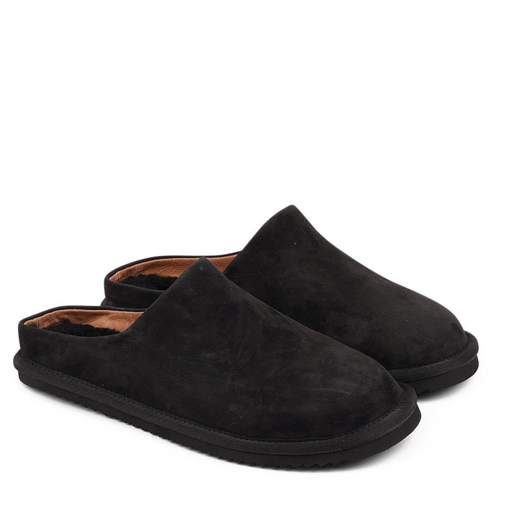 Lovelies calf suede mules will bring softness and warmth to your feet this summer. The combination of soft curly shearling and the durable rubber sole guarantees the utmost comfort to the wearer. Size and fit: True to size If you are between sizes, we recommend taking the next size up. Material: Outsole / Insole : Rubber Footbed: Shearling Lining: Leather Upper: Calf suede LWG Environmental GOLD RATED Certification