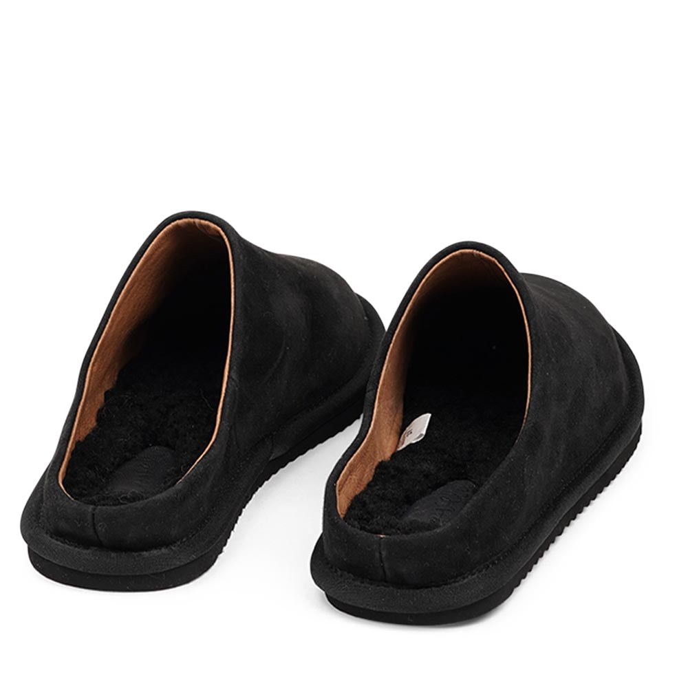 Lovelies calf suede mules will bring softness and warmth to your feet this summer. The combination of soft curly shearling and the durable rubber sole guarantees the utmost comfort to the wearer. Size and fit: True to size If you are between sizes, we recommend taking the next size up. Material: Outsole / Insole : Rubber Footbed: Shearling Lining: Leather Upper: Calf suede LWG Environmental GOLD RATED Certification