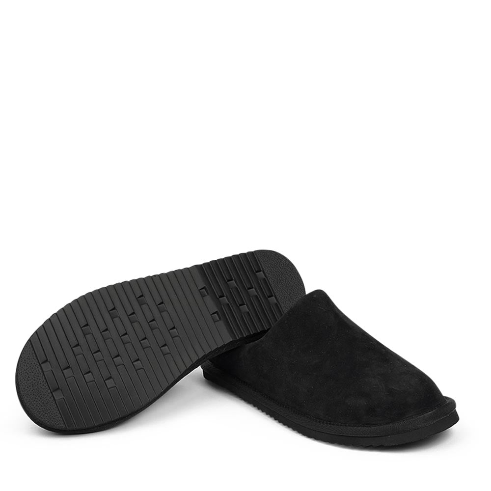 Lovelies calf suede mules will bring softness and warmth to your feet this summer. The combination of soft curly shearling and the durable rubber sole guarantees the utmost comfort to the wearer. Size and fit: True to size If you are between sizes, we recommend taking the next size up. Material: Outsole / Insole : Rubber Footbed: Shearling Lining: Leather Upper: Calf suede LWG Environmental GOLD RATED Certification