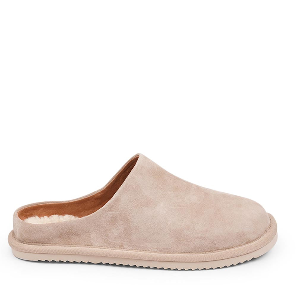 Lovelies calf suede mules will bring softness and warmth to your feet this summer. The combination of soft curly shearling and the durable rubber sole guarantees the utmost comfort to the wearer. Size and fit: True to size If you are between sizes, we recommend taking the next size up. Material: Outsole / Insole : Rubber Footbed: Shearling Lining: Leather Upper: Calf suede LWG Environmental GOLD RATED Certification