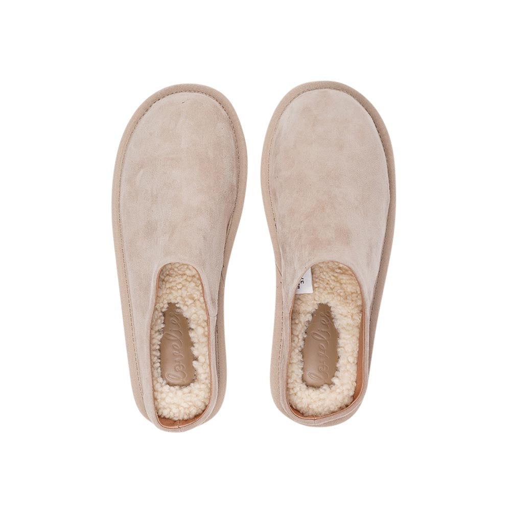 Lovelies calf suede mules will bring softness and warmth to your feet this summer. The combination of soft curly shearling and the durable rubber sole guarantees the utmost comfort to the wearer. Size and fit: True to size If you are between sizes, we recommend taking the next size up. Material: Outsole / Insole : Rubber Footbed: Shearling Lining: Leather Upper: Calf suede LWG Environmental GOLD RATED Certification