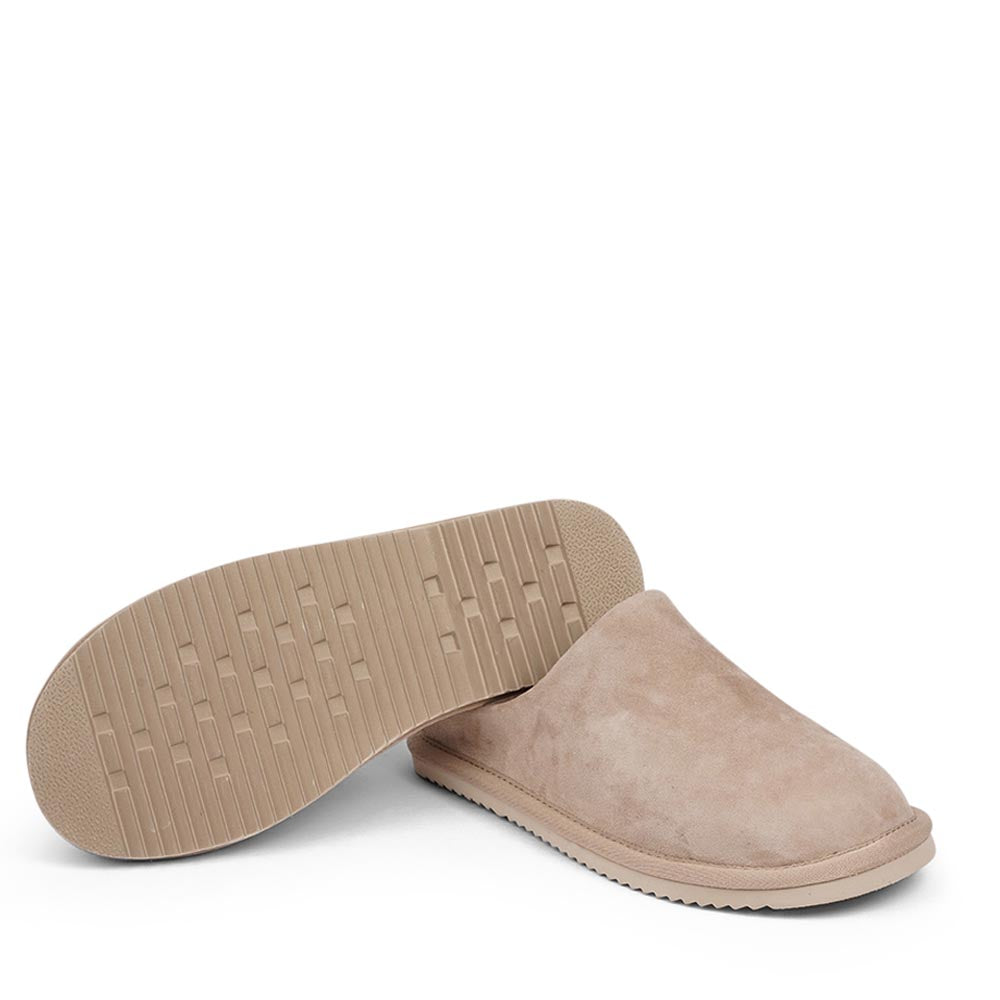 Lovelies calf suede mules will bring softness and warmth to your feet this summer. The combination of soft curly shearling and the durable rubber sole guarantees the utmost comfort to the wearer. Size and fit: True to size If you are between sizes, we recommend taking the next size up. Material: Outsole / Insole : Rubber Footbed: Shearling Lining: Leather Upper: Calf suede LWG Environmental GOLD RATED Certification