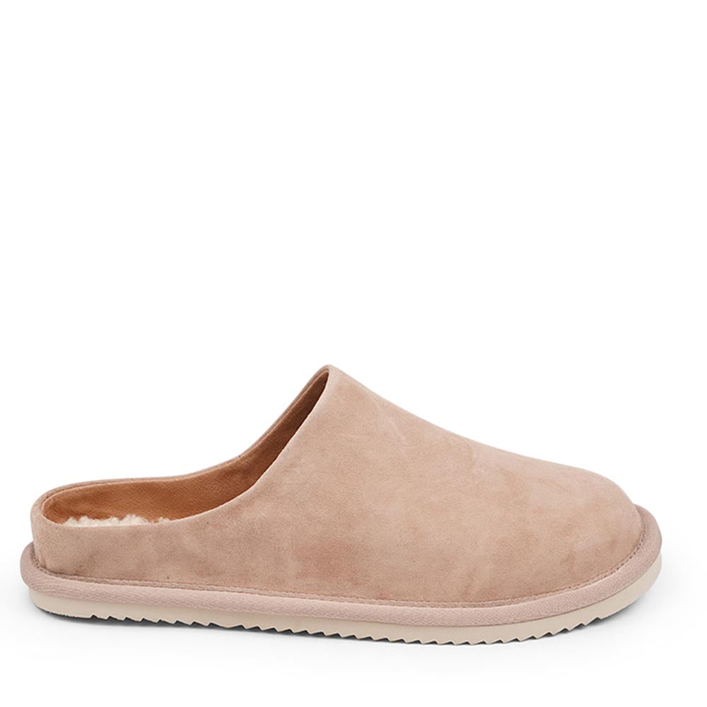 Lovelies calf suede mules will bring softness and warmth to your feet this summer. The combination of soft curly shearling and the durable rubber sole guarantees the utmost comfort to the wearer. Size and fit: True to size If you are between sizes, we recommend taking the next size up. Material: Outsole / Insole : Rubber Footbed: Shearling Lining: Leather Upper: Calf suede LWG Environmental GOLD RATED Certification