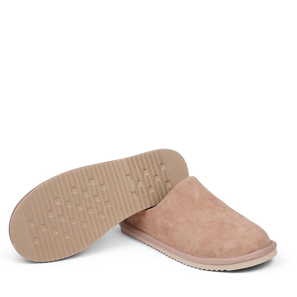 Lovelies calf suede mules will bring softness and warmth to your feet this summer. The combination of soft curly shearling and the durable rubber sole guarantees the utmost comfort to the wearer. Size and fit: True to size If you are between sizes, we recommend taking the next size up. Material: Outsole / Insole : Rubber Footbed: Shearling Lining: Leather Upper: Calf suede LWG Environmental GOLD RATED Certification