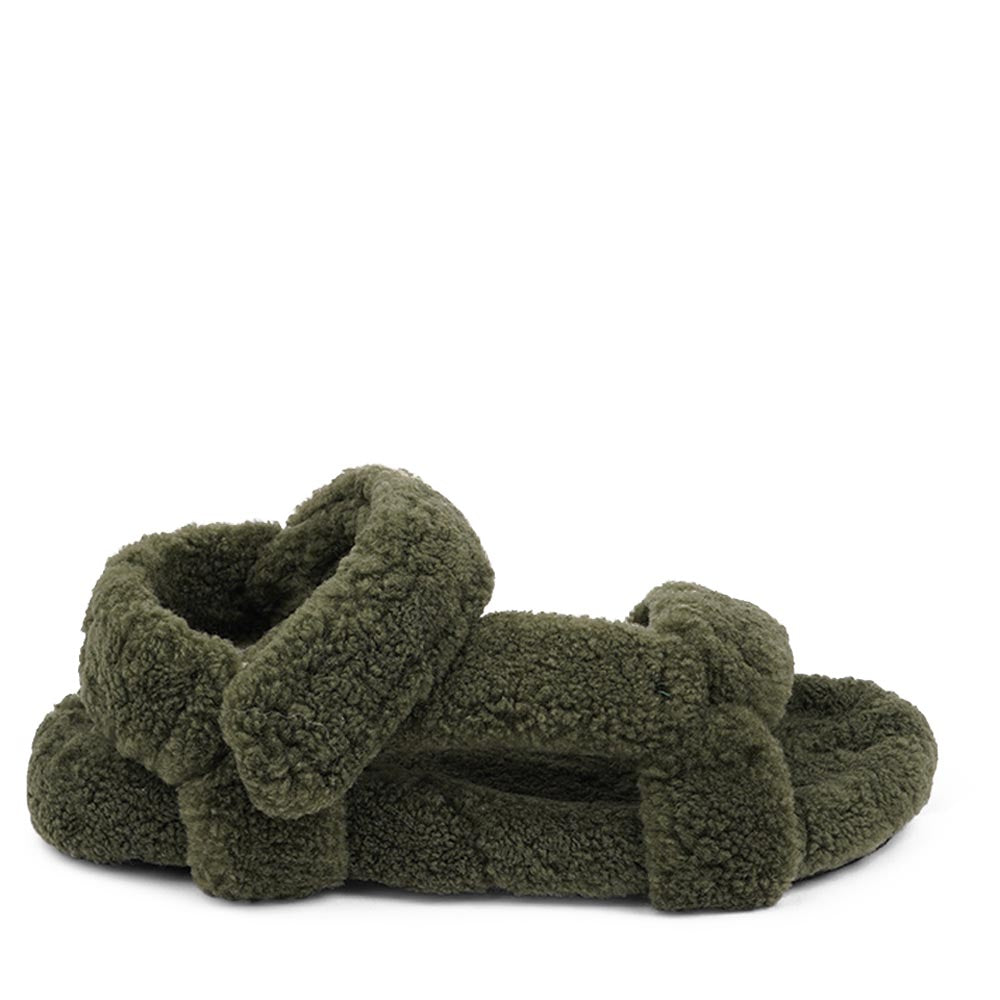 Since 2019 Lovelies Studio has been creating shoes and leathergoods for women and men inspired by an open mind, Scandinavian minimalism and a bit of vintage influences. The fashionable trekking sandal from Lovelies is hand made of the finest Australian curly shearling. With a soft midsole and adjustable straps we can secure a perfect fit.