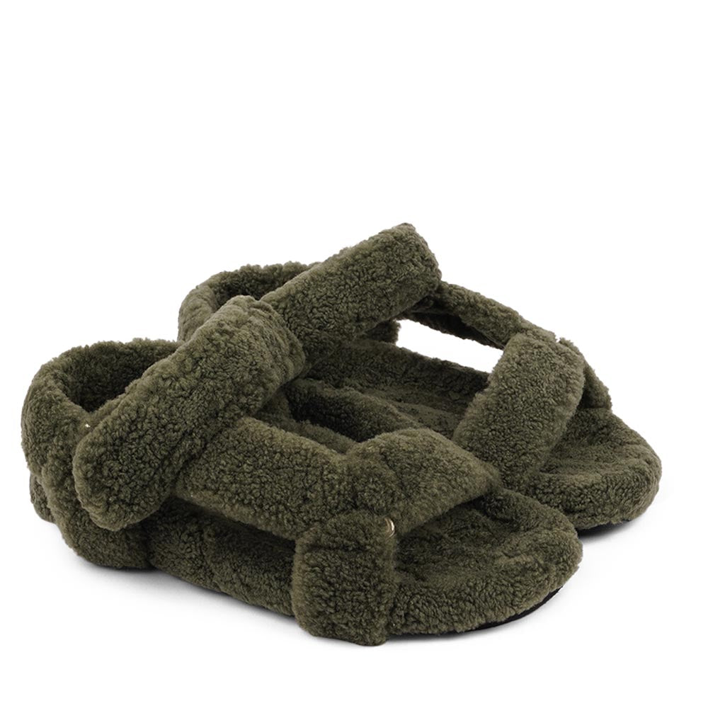 Since 2019 Lovelies Studio has been creating shoes and leathergoods for women and men inspired by an open mind, Scandinavian minimalism and a bit of vintage influences. The fashionable trekking sandal from Lovelies is hand made of the finest Australian curly shearling. With a soft midsole and adjustable straps we can secure a perfect fit.