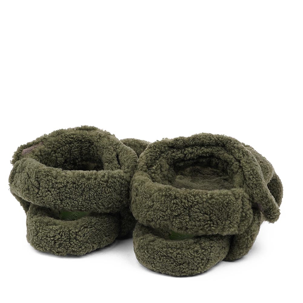 Since 2019 Lovelies Studio has been creating shoes and leathergoods for women and men inspired by an open mind, Scandinavian minimalism and a bit of vintage influences. The fashionable trekking sandal from Lovelies is hand made of the finest Australian curly shearling. With a soft midsole and adjustable straps we can secure a perfect fit.