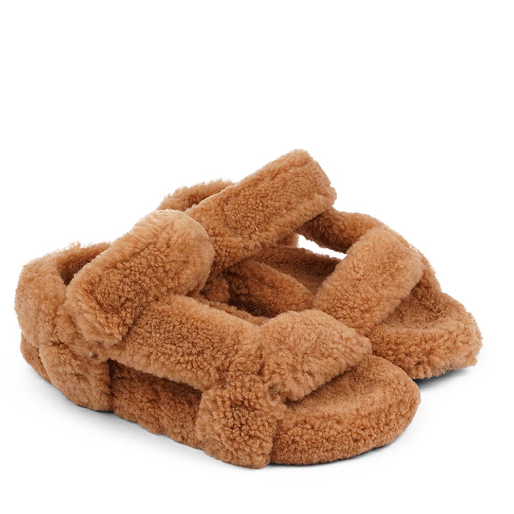 Since 2019 Lovelies Studio has been creating shoes and leathergoods for women and men inspired by an open mind, Scandinavian minimalism and a bit of vintage influences. The fashionable trekking sandal from Lovelies is hand made of the finest Australian curly shearling. With a soft midsole and adjustable straps we can secure a perfect fit.