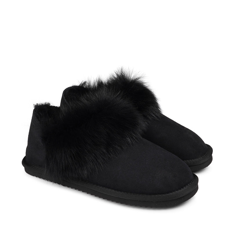 Soft and cosy shearling slippers with heel cap  Lovelies shearling slippers are the essence of comfortability. When you’re in the need of surrounding your feet in soft and warm slippers, Lovelies shearling slippers are the answer. With soft and durable soles, warm shearling and a gorgeous design, you’ll never want to wear any other home-shoe to make you feel at ease.