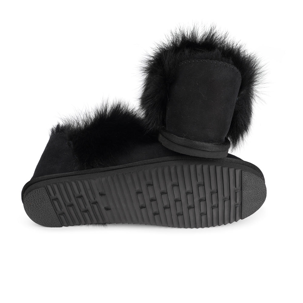 Soft and cosy shearling slippers with heel cap  Lovelies shearling slippers are the essence of comfortability. When you’re in the need of surrounding your feet in soft and warm slippers, Lovelies shearling slippers are the answer. With soft and durable soles, warm shearling and a gorgeous design, you’ll never want to wear any other home-shoe to make you feel at ease.