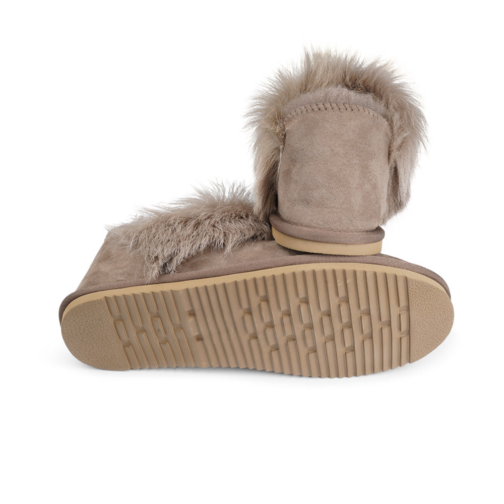 Soft and cosy shearling slippers  Lovelies shearling slippers are the essence of comfortability. When you’re in the need of surrounding your feet in soft and warm slippers, Lovelies shearling slippers are the answer. With soft and durable soles, warm shearling and a gorgeous design, you’ll never want to wear any other home-shoe to make you feel at ease.