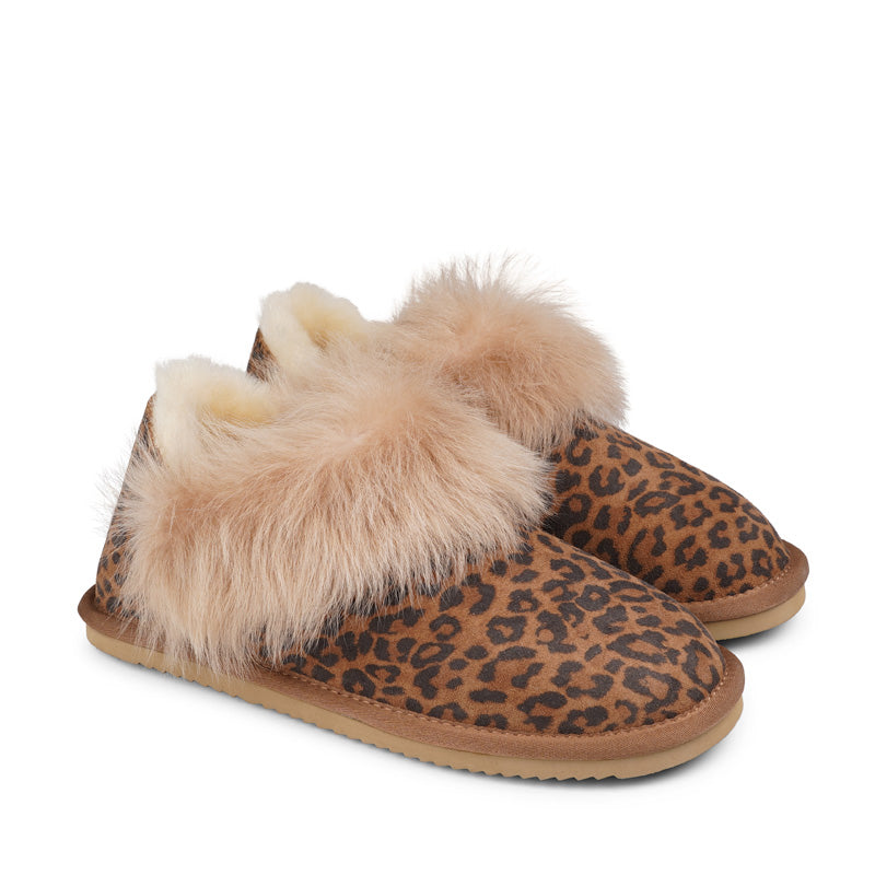 Soft and cosy shearling slippers with heel cap  Lovelies shearling slippers are the essence of comfortability. When you’re in the need of surrounding your feet in soft and warm slippers, Lovelies shearling slippers are the answer. With soft and durable soles, warm shearling and a gorgeous design, you’ll never want to wear any other home-shoe to make you feel at ease.