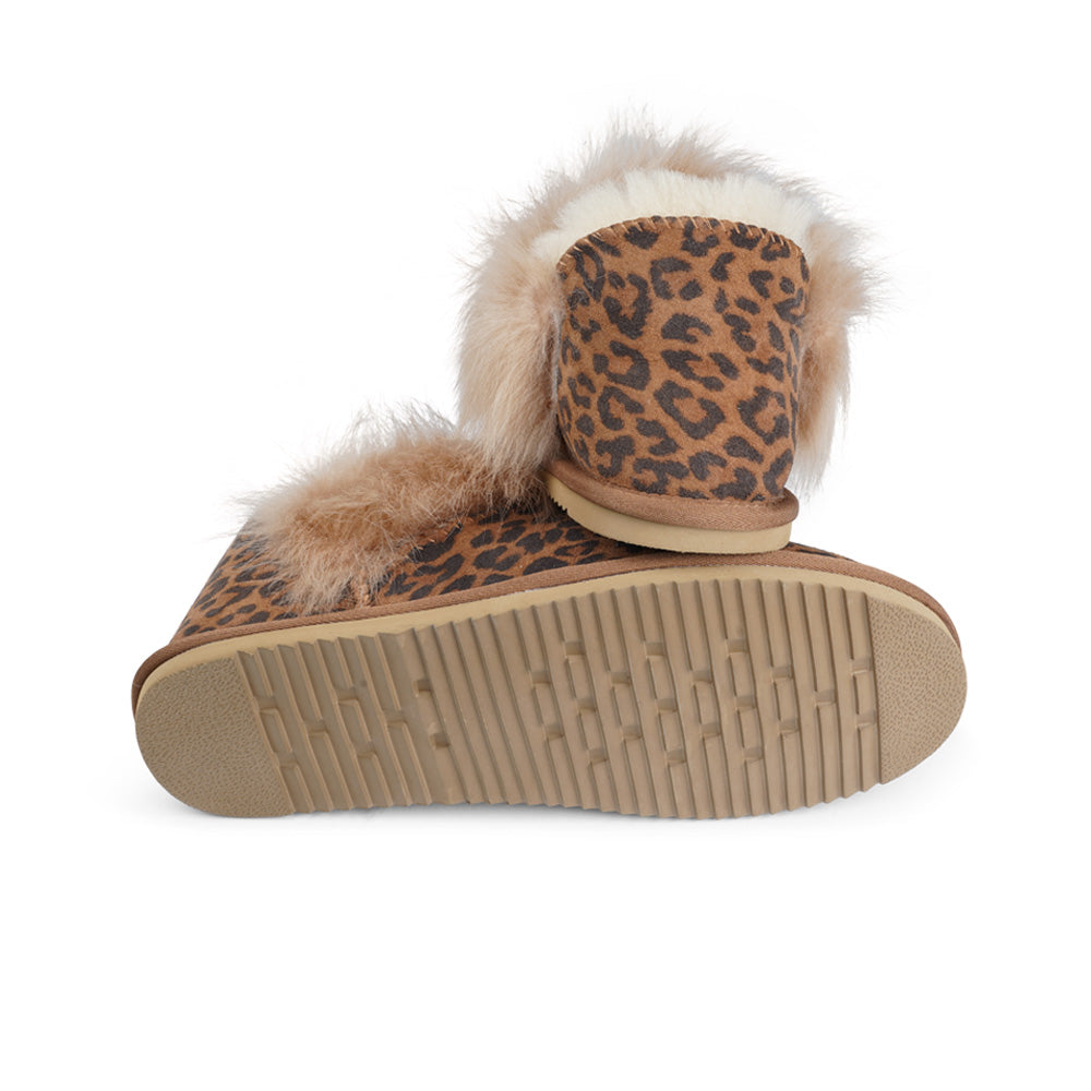 Soft and cosy shearling slippers with heel cap  Lovelies shearling slippers are the essence of comfortability. When you’re in the need of surrounding your feet in soft and warm slippers, Lovelies shearling slippers are the answer. With soft and durable soles, warm shearling and a gorgeous design, you’ll never want to wear any other home-shoe to make you feel at ease.