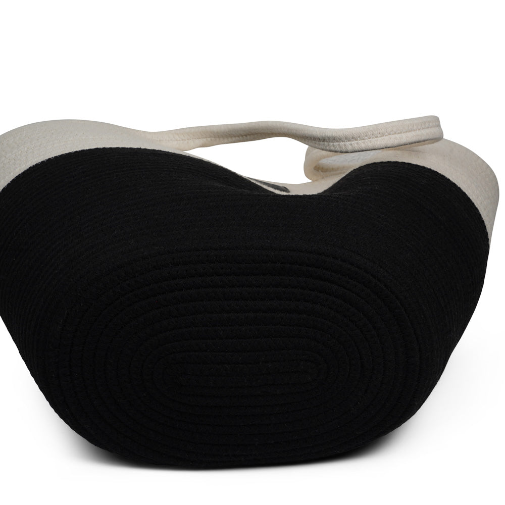 Lovelies Studio - Danish design - The NADI beach bag features a sleek and clean design, with a white upper that exudes a sense of effortless elegance. Adding a stylish twist, the bottom is adorned with a vibrant contrast color, making it a true standout accessory. At Lovelies, we prioritize both style and sustainability. That's why our Flamencos beach bag is made from a blend of cotton and recycled polyester, offering durability while minimizing our environmental impact.