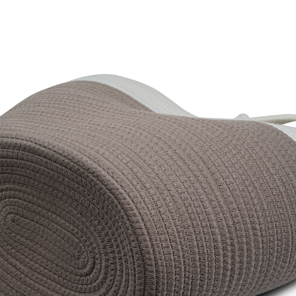 For those cheerful springdays and warm sunny summerdays all you need is a gorgeous beach bag.  Lovelies has made an elegant one in cotton and recycled polyester and it comes in 6 beautiful colours.    Whether you’re off to a picnic, going shopping or having a lazy day at the beach, a Lovelies beach bag will be your true companion.  Enjoy your Lovelies!  Material:  Cotton and recycled polyester Logo in leather Hand made Size: Weight 45 cm / Height 40 cm