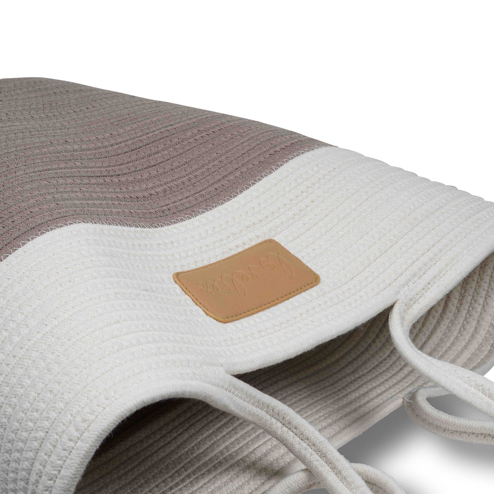 For those cheerful springdays and warm sunny summerdays all you need is a gorgeous beach bag.  Lovelies has made an elegant one in cotton and recycled polyester and it comes in 6 beautiful colours.    Whether you’re off to a picnic, going shopping or having a lazy day at the beach, a Lovelies beach bag will be your true companion.  Enjoy your Lovelies!  Material:  Cotton and recycled polyester Logo in leather Hand made Size: Weight 45 cm / Height 40 cm