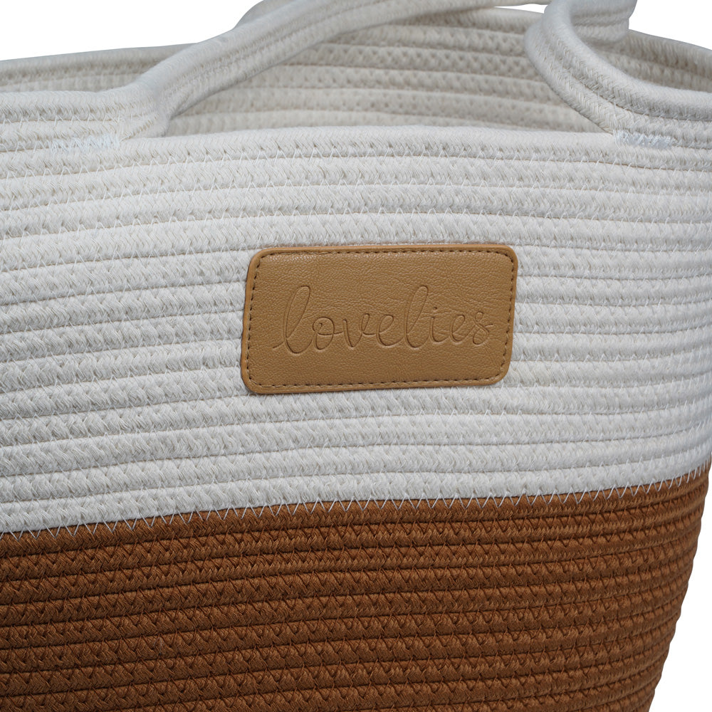 For those cheerful springdays and warm sunny summerdays all you need is a gorgeous beach bag. Lovelies has made an elegant one in cotton and recycled polyester and it comes in 6 beautiful colours. Whether you’re off to a picnic, going shopping or having a lazy day at the beach, a Lovelies beach bag will be your true companion. Enjoy your Lovelies! Material: Cotton and recycled polyester Logo in leather Hand made Size: Weight 45 cm / Height 40 cm