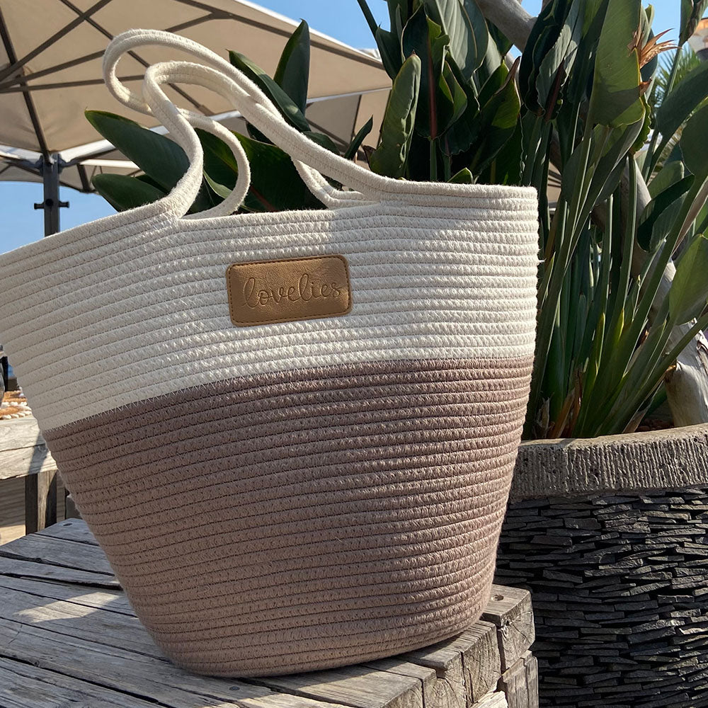 For those cheerful springdays and warm sunny summerdays all you need is a gorgeous beach bag.  Lovelies has made an elegant one in cotton and recycled polyester and it comes in 6 beautiful colours.    Whether you’re off to a picnic, going shopping or having a lazy day at the beach, a Lovelies beach bag will be your true companion.  Enjoy your Lovelies!  Material:  Cotton and recycled polyester Logo in leather Hand made Size: Weight 45 cm / Height 40 cm