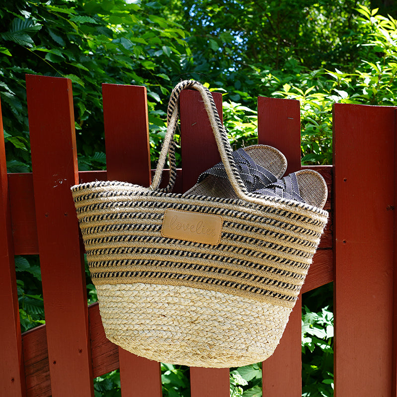 Paraiso beach bag from the Danish brand Lovelies. The beautiful tote bags are made of cotton and comes in many wonderful colours and 2 sizes. The handels are long enough so you can use them over your shoulder. Enjoy your Lovelies !  