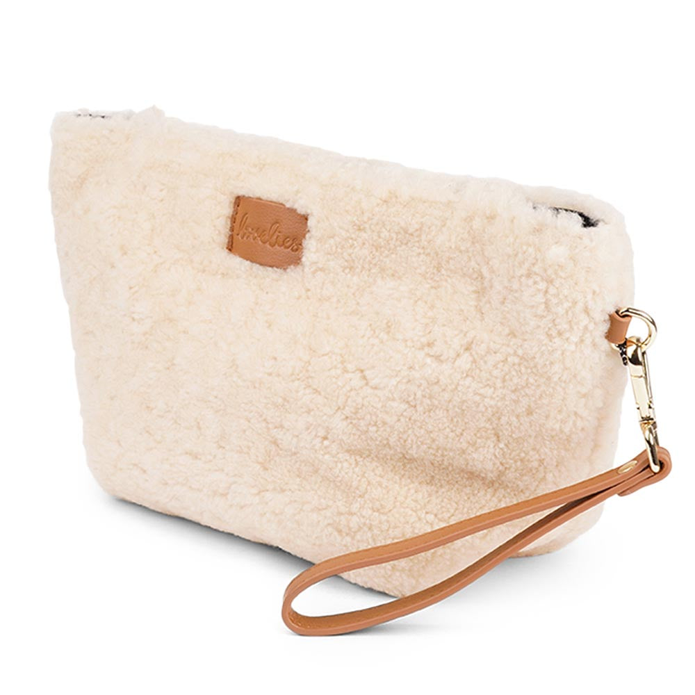 Rawu is a cool shearling clutch which is perfect for carrying your essentials with you. Rawu is hand made from the finest curly shearling from Australia * Top magnet closing * Detachable wrist strap * Adjustable and detachable shoulder strap in leather (15 mm) * Skin lining and flat zipped inner pocket * Item comes with a branded dust bag. * Embossed Lovelies logo on the front. * Gold-toned hardware * Messurements W30 X D12 X H18 cm * 100 % Australian shearling.