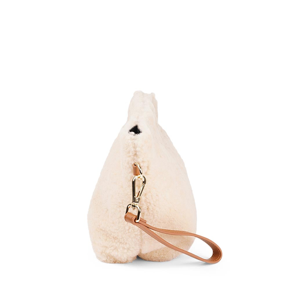 Rawu is a cool shearling clutch which is perfect for carrying your essentials with you. Rawu is hand made from the finest curly shearling from Australia * Top magnet closing * Detachable wrist strap * Adjustable and detachable shoulder strap in leather (15 mm) * Skin lining and flat zipped inner pocket * Item comes with a branded dust bag. * Embossed Lovelies logo on the front. * Gold-toned hardware * Messurements W30 X D12 X H18 cm * 100 % Australian shearling.