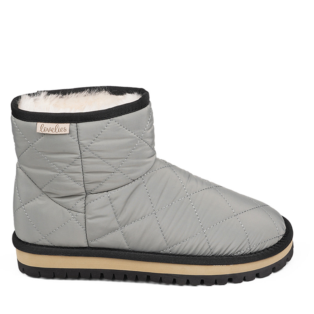 Lovelies Studio Nylon ankle boots with shearling lining. The shearling lining bring softness and warmth to your feet this autumn. With soft and durable rubber soles plus a gorgeous design you're perfectly suited for the wintertime. The Quilted nylon is water resistant and all shearling is from Australia. Outsole / Insole : Rubber 3 cm high Footbed: Shearling Lining: Shearling Upper: Quilted nylon LWG Environmental GOLD RATED Certification