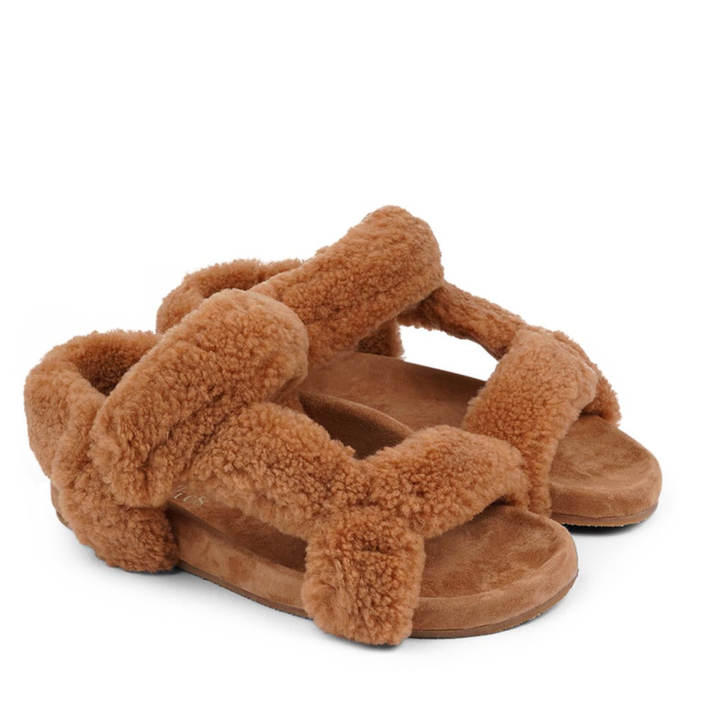 Since 2019 Lovelies Studio has been creating shoes and leathergoods for women and men inspired by an open mind, Scandinavian minimalism and a bit of vintage influences. The fashionable trekking sandal from Lovelies is hand made of the finest Australian curly shearling. With a soft midsole and adjustable straps we can secure a perfect fit.