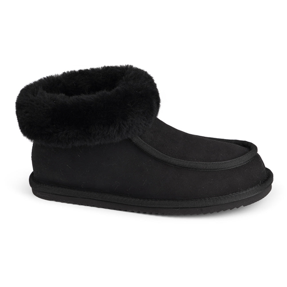 Soft and cosy shearling high slippers Lovelies shearling high slippers are the essence of comfortability. When you’re in the need of surrounding your feet in soft and warm slippers, Lovelies shearling slippers are the answer. With soft and durable soles, warm shearling and a gorgeous design, you’ll never want to wear any other home-shoe to make you feel at ease.