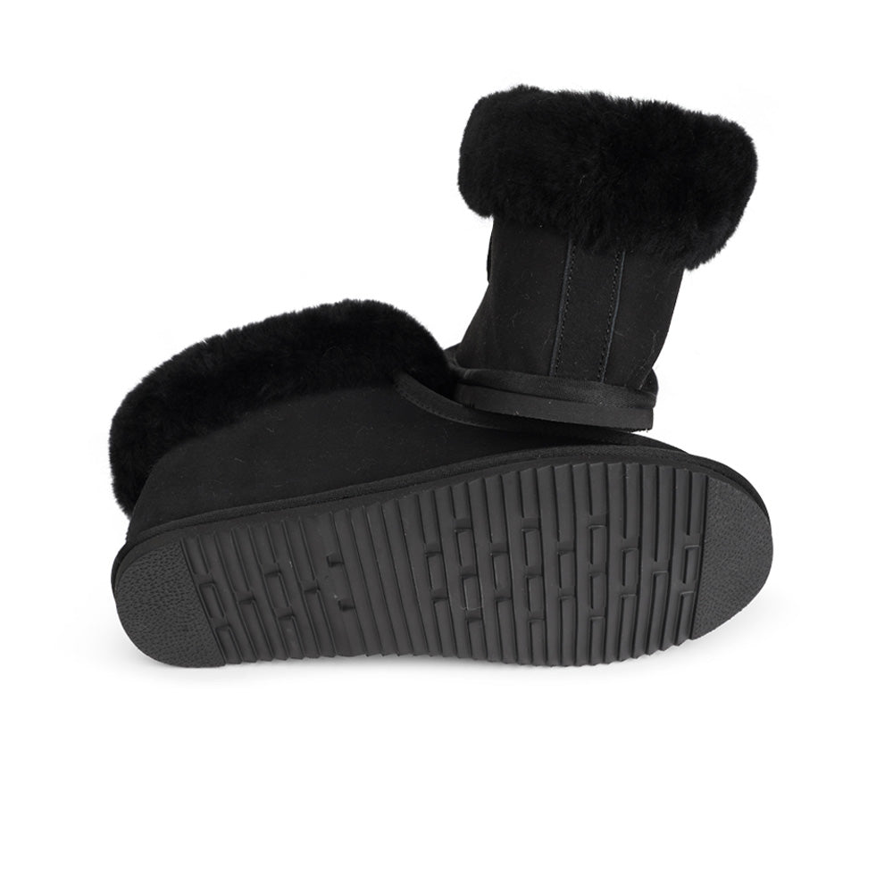 Soft and cosy shearling high slippers Lovelies shearling high slippers are the essence of comfortability. When you’re in the need of surrounding your feet in soft and warm slippers, Lovelies shearling slippers are the answer. With soft and durable soles, warm shearling and a gorgeous design, you’ll never want to wear any other home-shoe to make you feel at ease.