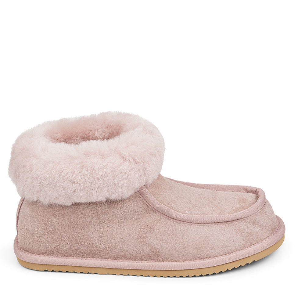 Lovelies shearling high slippers are the essence of comfortability. When you’re in the need of surrounding your feet in soft and warm slippers, Lovelies shearling slippers are the answer. With soft and durable soles, warm shearling and a gorgeous design, you’ll never want to wear any other home-shoe to make you feel at ease.