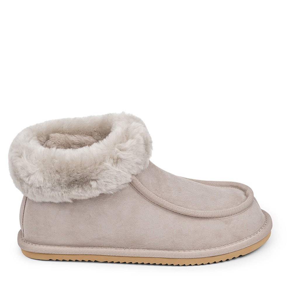 Soft and cosy shearling high slippers  Lovelies shearling high slippers are the essence of comfortability. When you’re in the need of surrounding your feet in soft and warm slippers, Lovelies shearling slippers are the answer. With soft and durable soles, warm shearling and a gorgeous design, you’ll never want to wear any other home-shoe to make you feel at ease.
