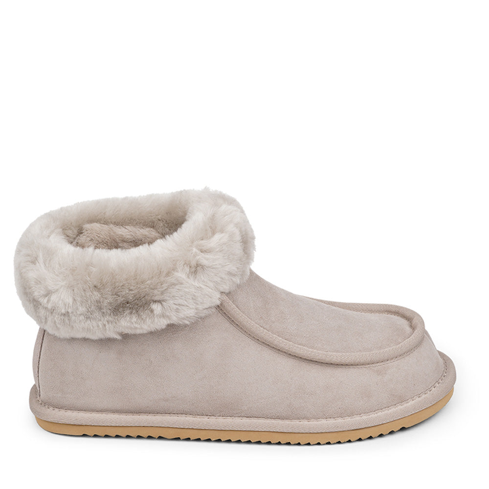 Soft and cosy shearling high slippers Lovelies shearling high slippers are the essence of comfortability. When you’re in the need of surrounding your feet in soft and warm slippers, Lovelies shearling slippers are the answer. With soft and durable soles, warm shearling and a gorgeous design, you’ll never want to wear any other home-shoe to make you feel at ease.