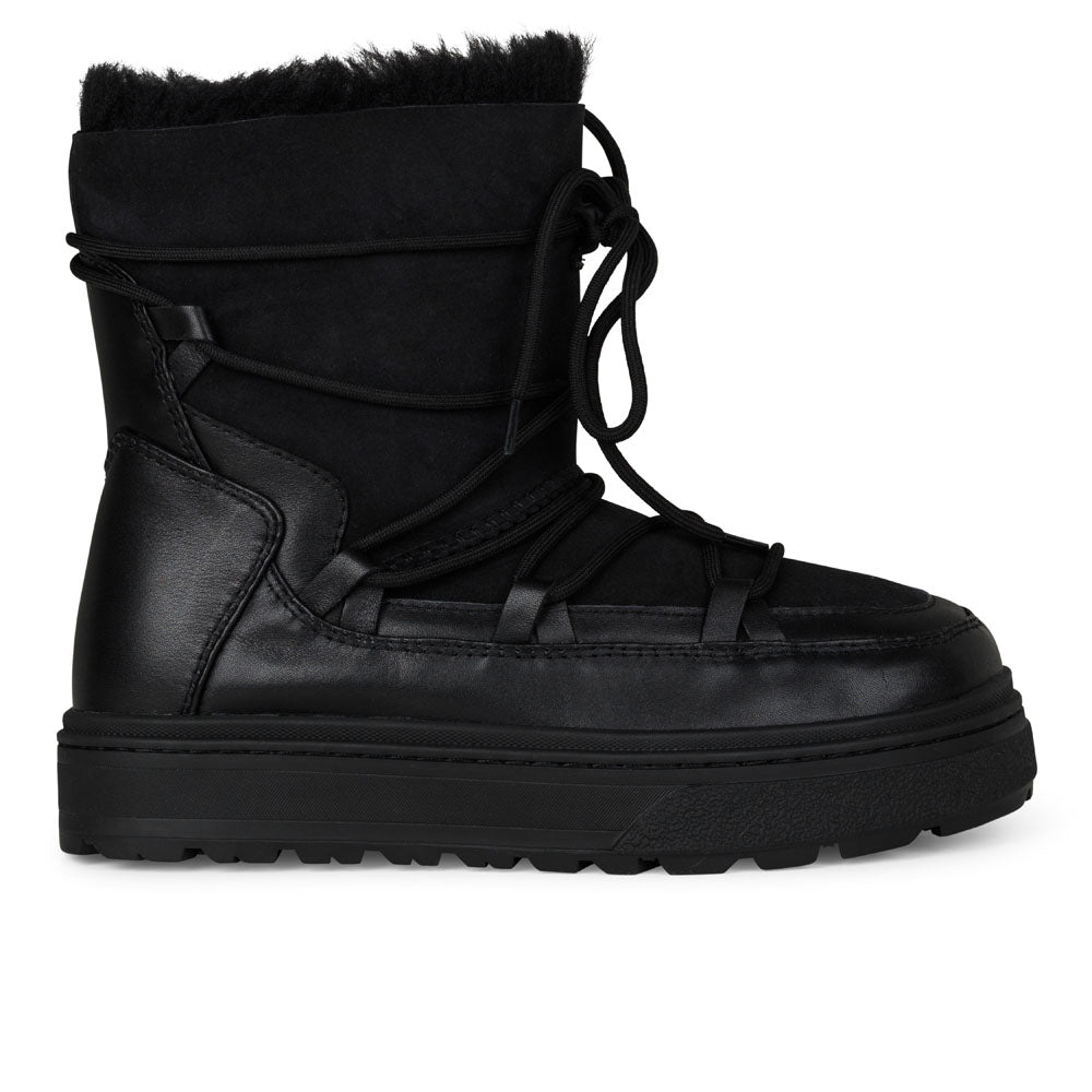 High quality shearling boots  Lovelies shearling boots bring softness and warmth to your feet this autumn. With soft and durable rubber soles plus a gorgeous design you're perfectly suited for the wintertime.   Enjoy your Lovelies!