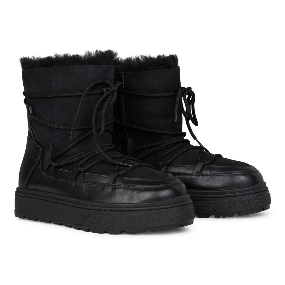 High quality shearling boots  Lovelies shearling boots bring softness and warmth to your feet this autumn. With soft and durable rubber soles plus a gorgeous design you're perfectly suited for the wintertime.   Enjoy your Lovelies!