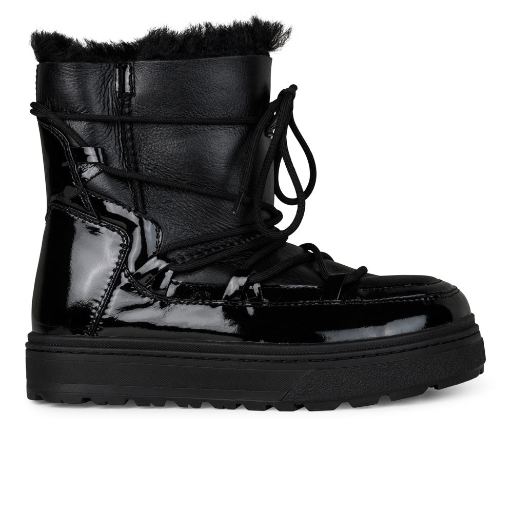 High quality shearling boots  Lovelies shearling boots bring softness and warmth to your feet this autumn. With soft and durable rubber soles plus a gorgeous design you're perfectly suited for the wintertime.   Enjoy your Lovelies!