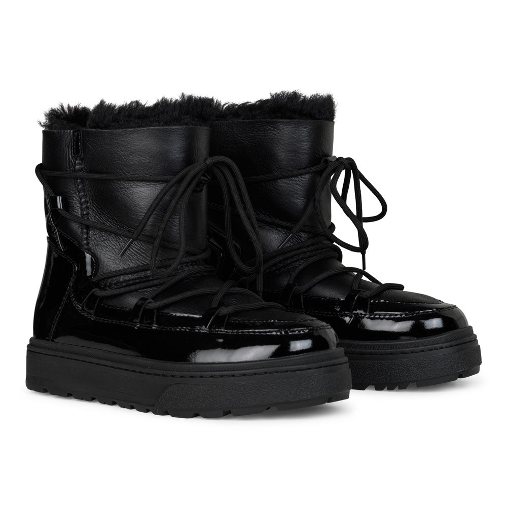 High quality shearling boots  Lovelies shearling boots bring softness and warmth to your feet this autumn. With soft and durable rubber soles plus a gorgeous design you're perfectly suited for the wintertime.   Enjoy your Lovelies!