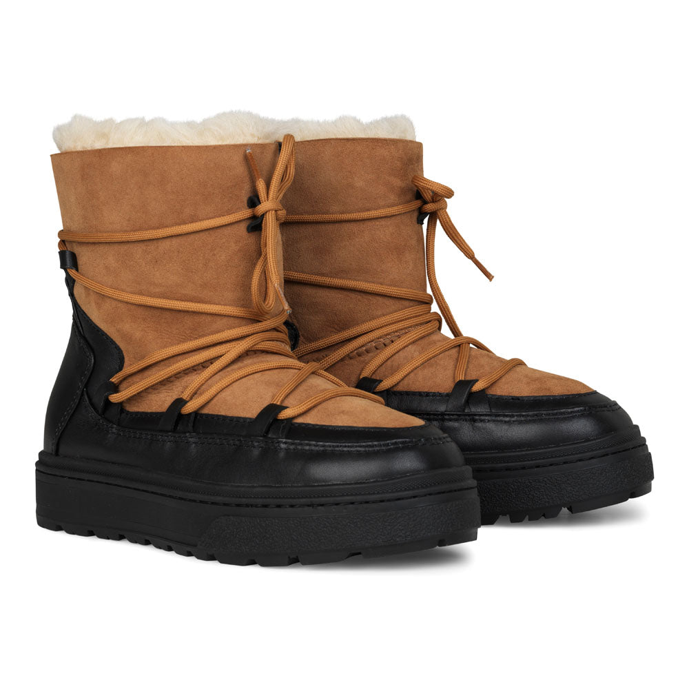 High quality shearling boots Lovelies shearling boots bring softness and warmth to your feet this autumn. With soft and durable rubber soles plus a gorgeous design you're perfectly suited for the wintertime.