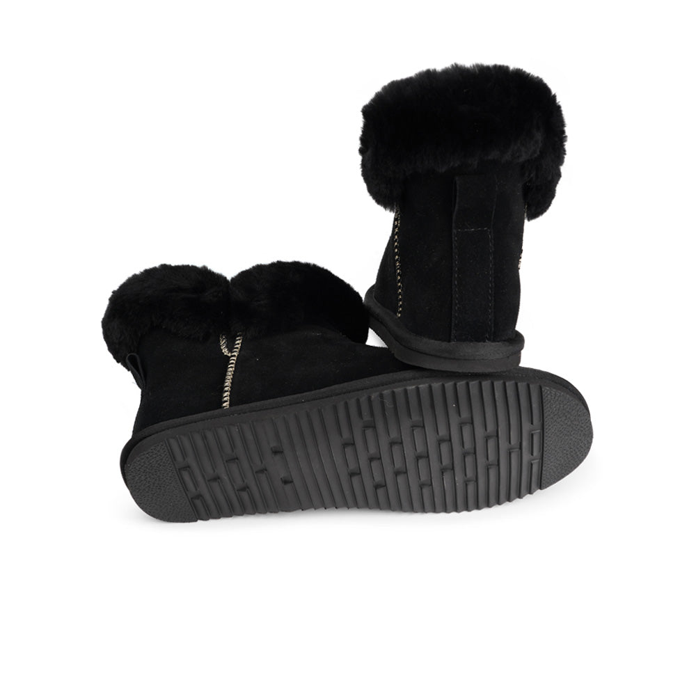 Lovelies Studio - Soft and cosy shearling slippers   Lovelies shearling slippers are the essence of comfortability. When you’re in the need of surrounding your feet in soft and warm slippers, Lovelies shearling slippers are the answer. With soft and durable soles, warm shearling and a gorgeous design, you’ll never want to wear any other home-shoe to make you feel at ease.