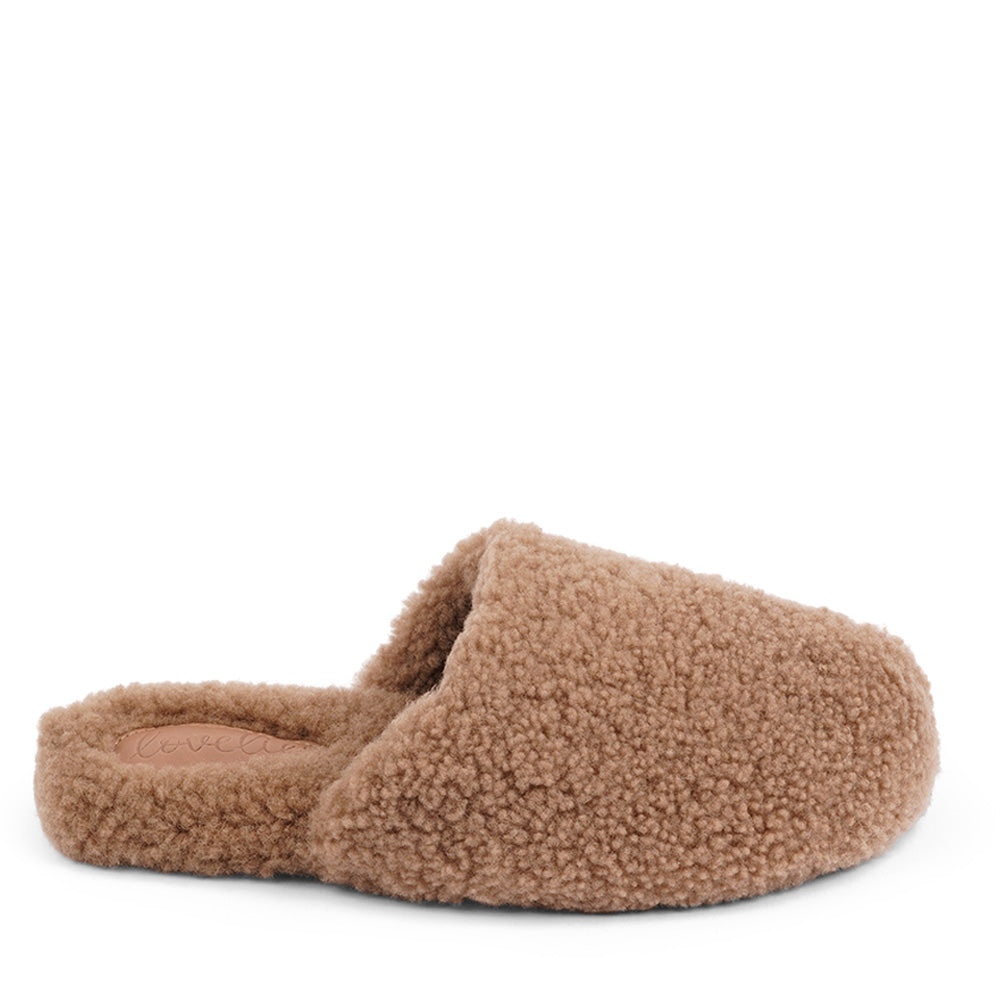 Lovelies Studio hand made home shoes of Australien shearling - High quality and really good fit. Lovelies shearling slippers are the essence of comfortability. When you’re in the need of surrounding your feet in soft and warm slippers, Lovelies shearling slippers are the answer. With soft and durable soles, warm shearling and a gorgeous design, you’ll never want to wear any other home-shoe to make you feel at ease. Tirich Mir Shearling slippers from Lovelies Studio Denmark