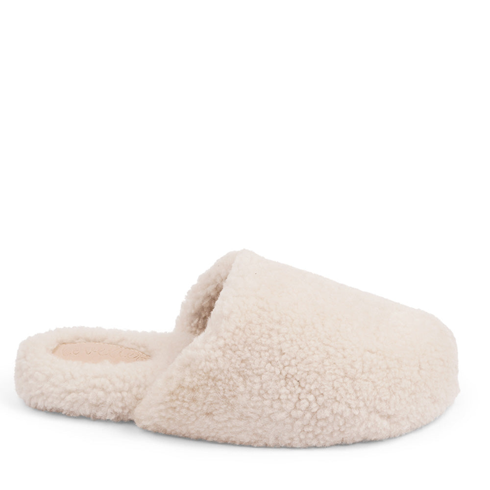 Lovelies Studio hand made home shoes of Australien shearling - High quality and really good fit. Lovelies shearling slippers are the essence of comfortability. When you’re in the need of surrounding your feet in soft and warm slippers, Lovelies shearling slippers are the answer. With soft and durable soles, warm shearling and a gorgeous design, you’ll never want to wear any other home-shoe to make you feel at ease. Tirich Mir Shearling slippers from Lovelies Studio Denmark