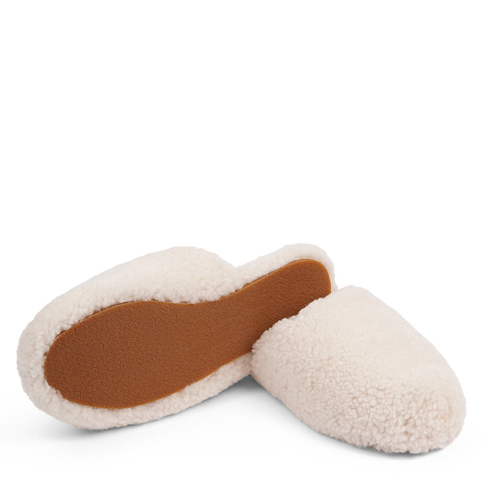 Lovelies Studio hand made home shoes of Australien shearling - High quality and really good fit. Lovelies shearling slippers are the essence of comfortability. When you’re in the need of surrounding your feet in soft and warm slippers, Lovelies shearling slippers are the answer. With soft and durable soles, warm shearling and a gorgeous design, you’ll never want to wear any other home-shoe to make you feel at ease. Tirich Mir Shearling slippers from Lovelies Studio Denmark