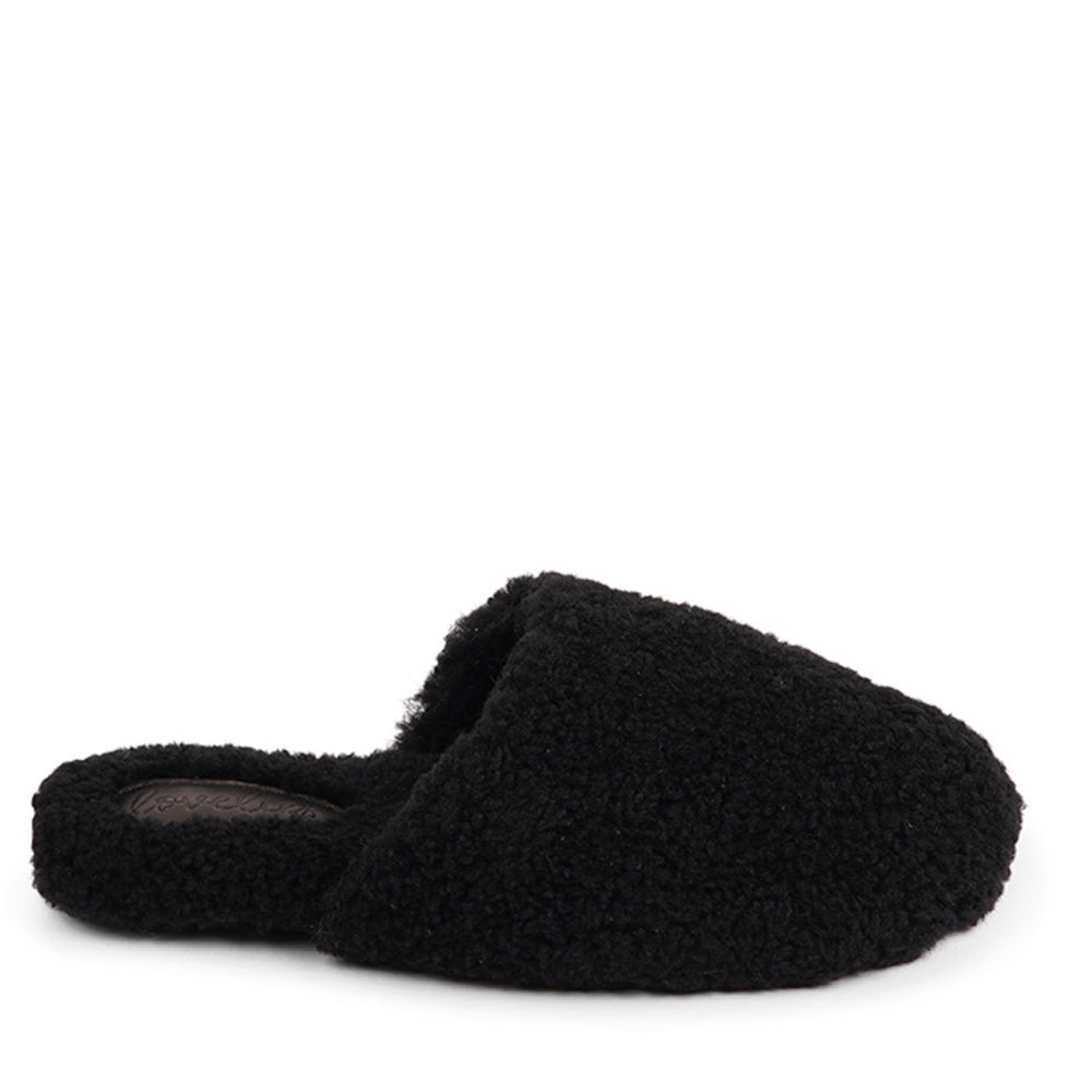 Lovelies Studio hand made home shoes of Australien shearling - High quality and really good fit. Lovelies shearling slippers are the essence of comfortability. When you’re in the need of surrounding your feet in soft and warm slippers, Lovelies shearling slippers are the answer. With soft and durable soles, warm shearling and a gorgeous design, you’ll never want to wear any other home-shoe to make you feel at ease. Tirich Mir Shearling slippers from Lovelies Studio Denmark