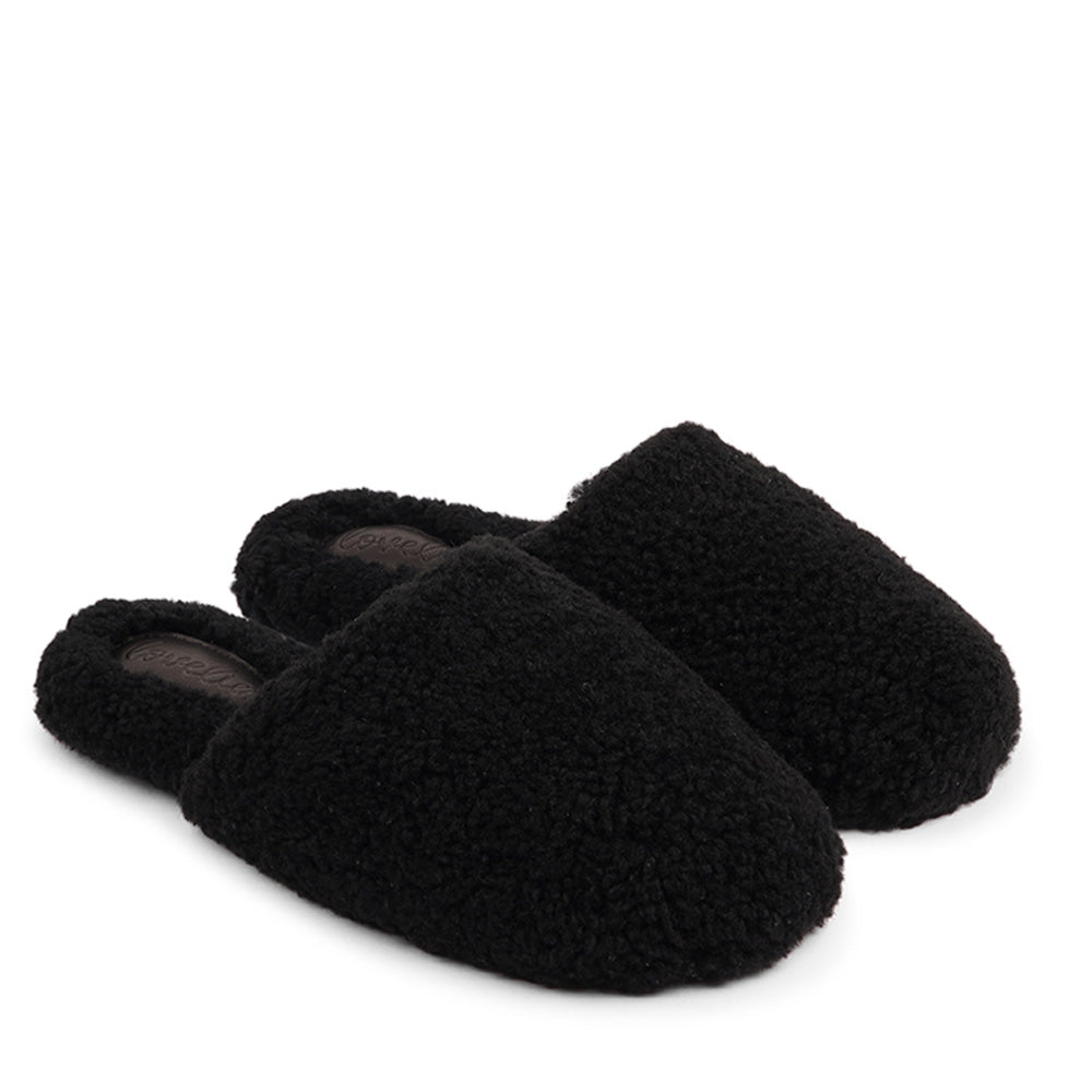 Lovelies Studio hand made home shoes of Australien shearling - High quality and really good fit. Lovelies shearling slippers are the essence of comfortability. When you’re in the need of surrounding your feet in soft and warm slippers, Lovelies shearling slippers are the answer. With soft and durable soles, warm shearling and a gorgeous design, you’ll never want to wear any other home-shoe to make you feel at ease. Tirich Mir Shearling slippers from Lovelies Studio Denmark