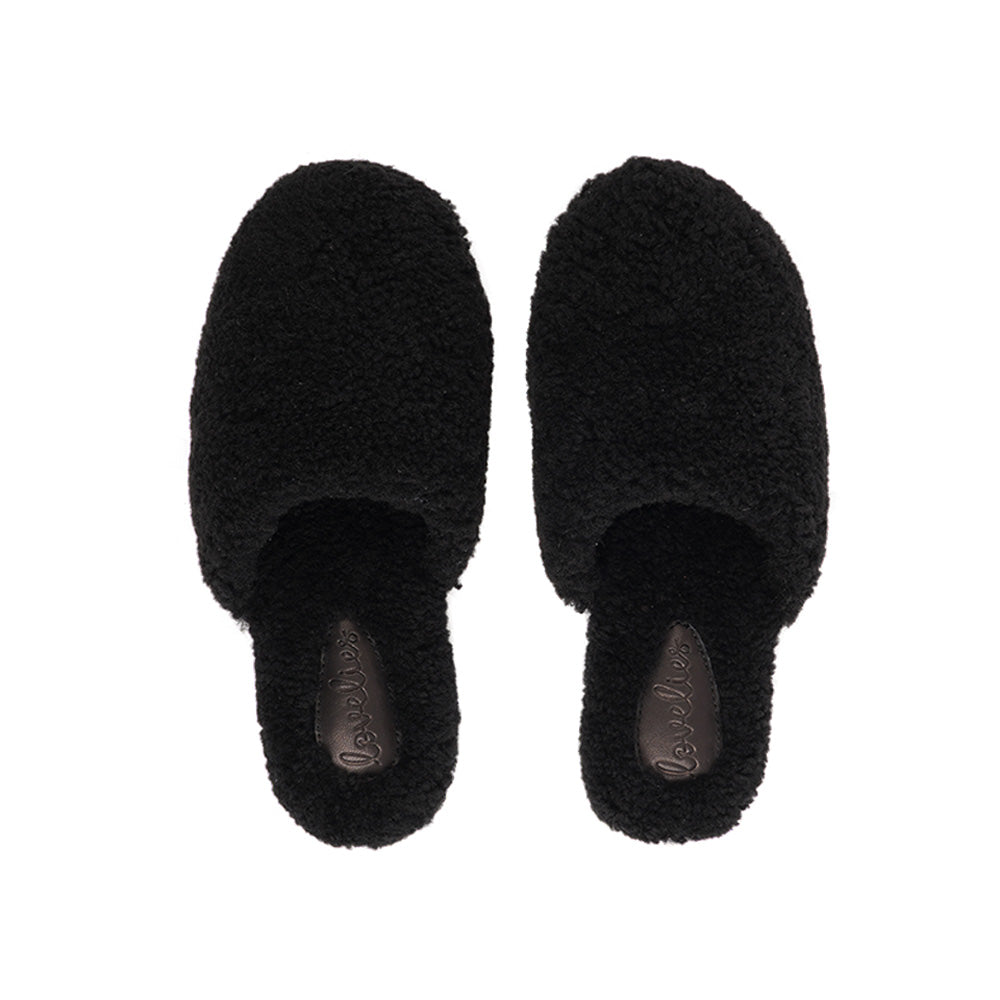 Lovelies Studio hand made home shoes of Australien shearling - High quality and really good fit. Lovelies shearling slippers are the essence of comfortability. When you’re in the need of surrounding your feet in soft and warm slippers, Lovelies shearling slippers are the answer. With soft and durable soles, warm shearling and a gorgeous design, you’ll never want to wear any other home-shoe to make you feel at ease. Tirich Mir Shearling slippers from Lovelies Studio Denmark