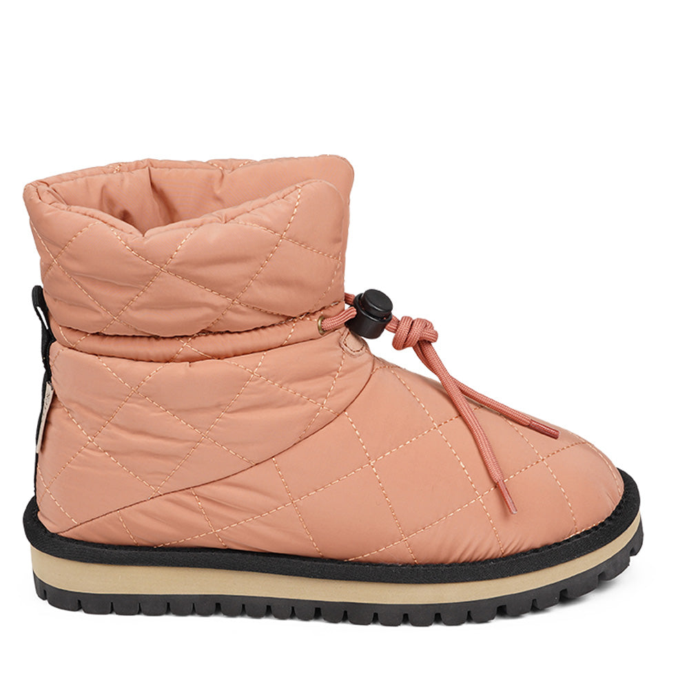 Lovelies Studio Nylon ankle boots with shearling lining. The shearling lining bring softness and warmth to your feet this autumn. With soft and durable rubber soles plus a gorgeous design you're perfectly suited for the wintertime. The Quilted nylon is water resistant and all shearling is from Australia. Outsole / Insole : Rubber 3 cm high Footbed: Shearling Lining: Shearling Upper: Quilted nylon LWG Environmental GOLD RATED Certification