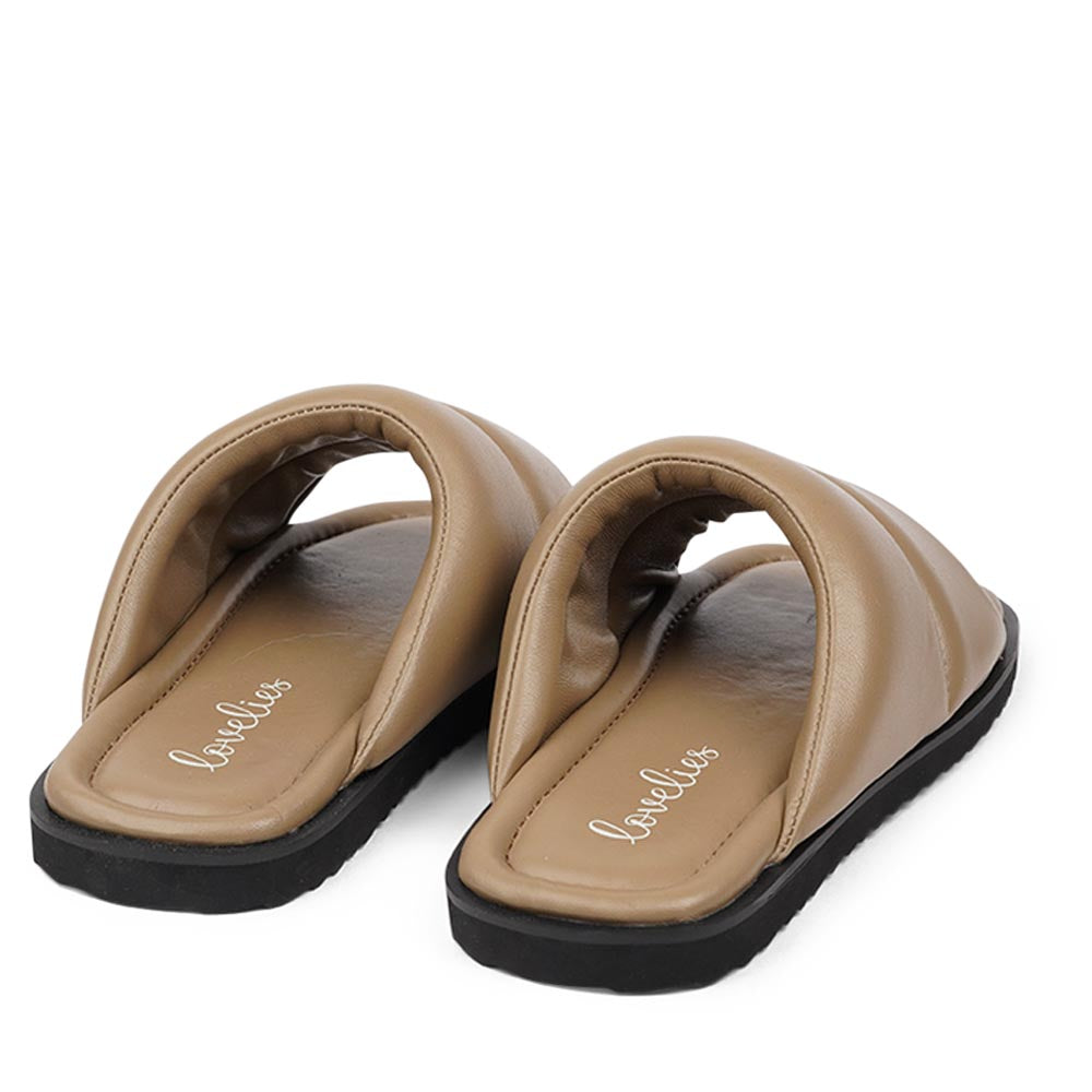 Lovelies Studio - Vesime sandals. Feminine and comfortable nappa leather sandals with a super puffy wide strap. With its delicate and soft fabrics, you feel at ease and elegant at the same time. The easy to-go sandals will fit to your feminine dress or your summer jeans. Size and fit: True to size If you are between sizes, we recommend taking the next size up. See our Size Guide Material: Outsole / Insole : Rubber Footbed: Nappa leather Lining: Nappa leather Upper: Nappa leather