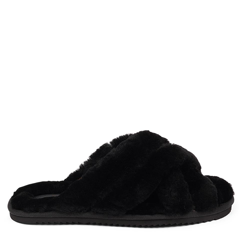 Since 2019 Lovelies Studio has been creating shoes and leathergoods for women and men inspired by an open mind, Scandinavian minimalism and a bit of vintage influences. The Cozy lounge slippers are hand made from Australien shearling. The solid sole makes it possible to use the slippers both indoor and outdoor.