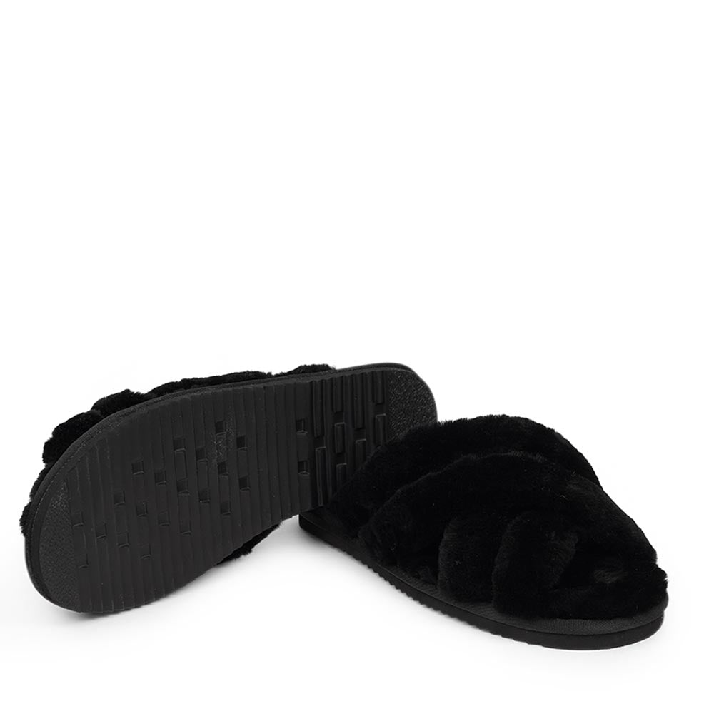 Since 2019 Lovelies Studio has been creating shoes and leathergoods for women and men inspired by an open mind, Scandinavian minimalism and a bit of vintage influences. The Cozy lounge slippers are hand made from Australien shearling. The solid sole makes it possible to use the slippers both indoor and outdoor.