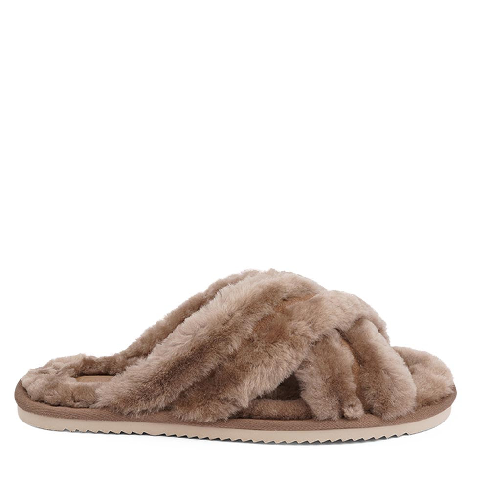 Since 2019 Lovelies Studio has been creating shoes and leathergoods for women and men inspired by an open mind, Scandinavian minimalism and a bit of vintage influences. The Cozy lounge slippers are hand made from Australien shearling. The solid sole makes it possible to use the slippers both indoor and outdoor.